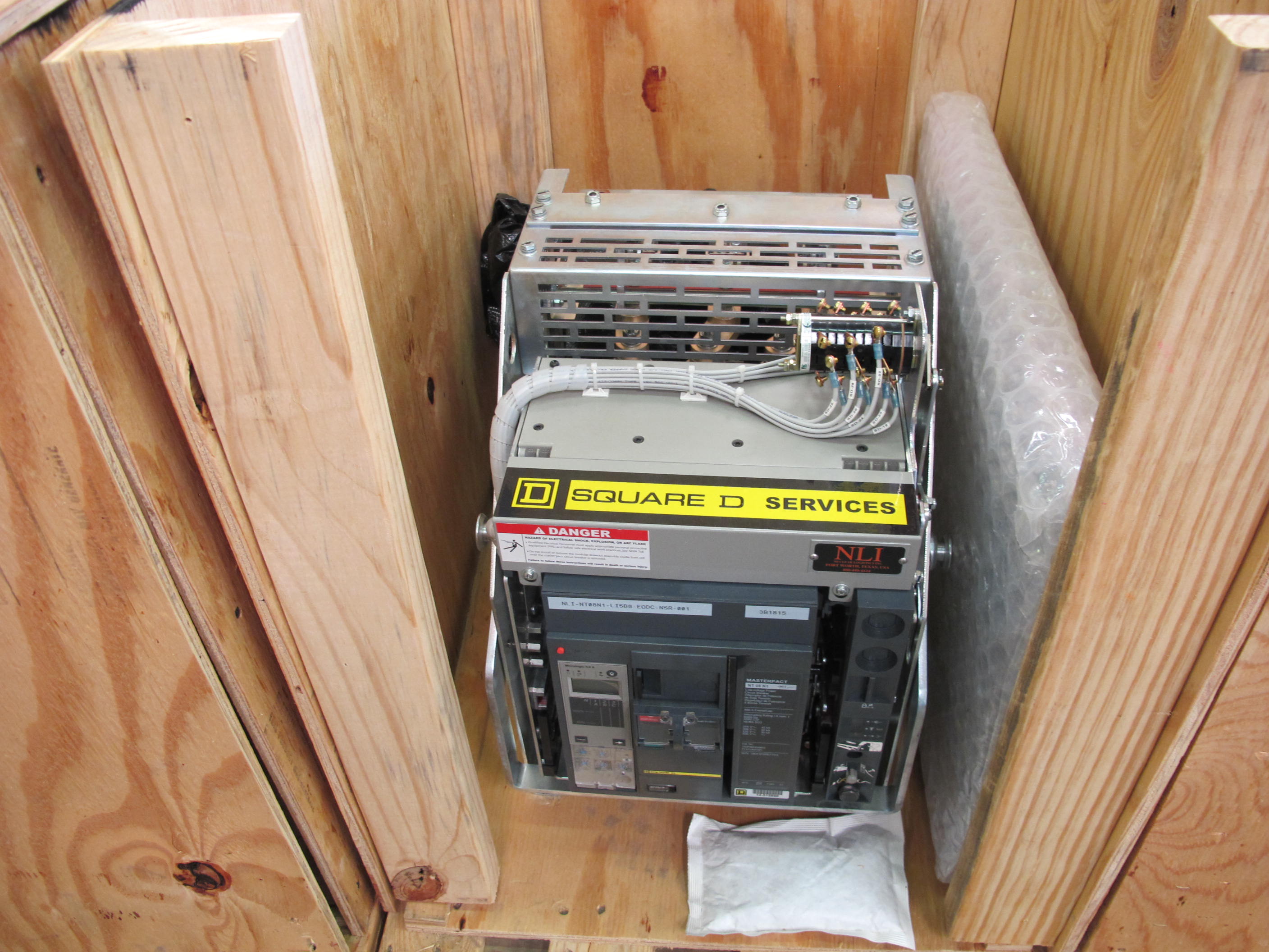 BREAKER, CIRCUIT, 600 FRAME AMP RATING, MASTERPACT NT 08N1 KIND, 3 POLE, 480 VOLT RATING SQUARE D DIRECT REPLACEMENT FOR NSR ABB K-600S INCLUDES ONE NEW 18" DOOR, MOUNTS USING EXISTING HINGES > CONTINUOUS CURRENT: 600A > INTERRUPTING RATING: 30KA @ 535VAC > 125VDC OPERATED > MICROLOGIC TRIP UNIT 5.0A > 250A SENSOR > 100A SENSOR PLUG > 18" DOOR, PART # NLI-NT08N1-LISB8-EODC-NSR-001 (W-44) LOADING & HANDLING FEE $15-